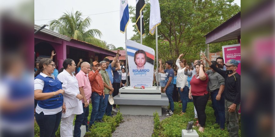 Estudiantes Técnicos de Chichigalpa develan monumento del héroe revolucionario Rolando Rodríguez