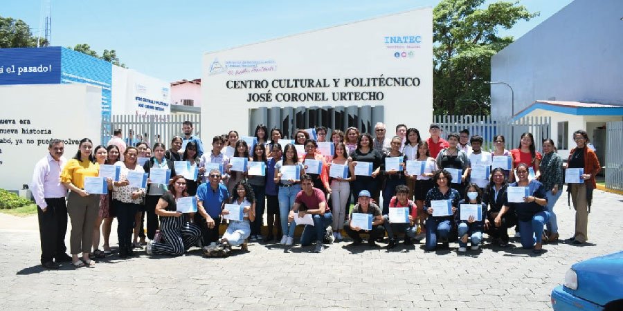 Primeros egresados del Centro Cultural y Politécnico José Coronel Urtecho
