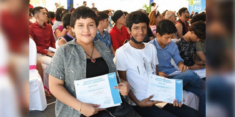 Primeros egresados del Centro Cultural y Politécnico José Coronel Urtecho