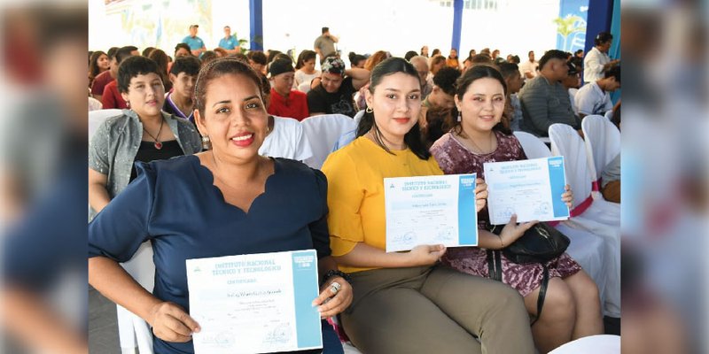 Primeros egresados del Centro Cultural y Politécnico José Coronel Urtecho