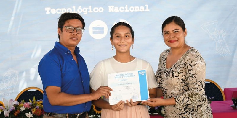 Primeros egresados del Centro Cultural y Politécnico José Coronel Urtecho