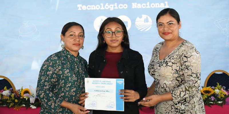 Primeros egresados del Centro Cultural y Politécnico José Coronel Urtecho