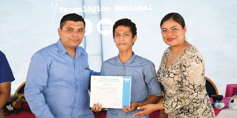 Primeros egresados del Centro Cultural y Politécnico José Coronel Urtecho