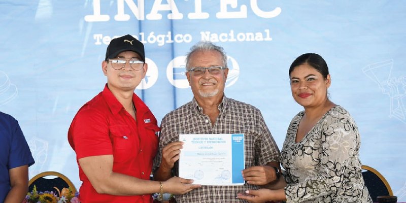 Primeros egresados del Centro Cultural y Politécnico José Coronel Urtecho