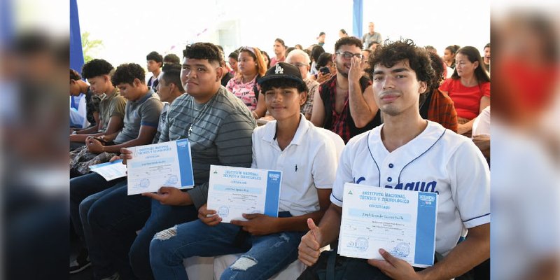 Primeros egresados del Centro Cultural y Politécnico José Coronel Urtecho