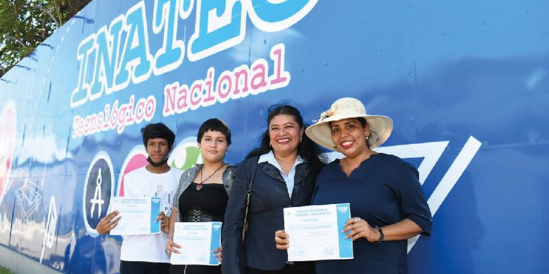 Primeros egresados del Centro Cultural y Politécnico José Coronel Urtecho