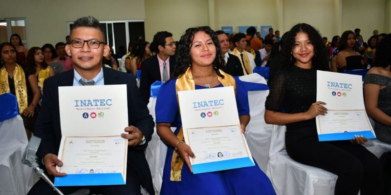 Primeros Profesionales Técnicos Graduados del  Centro Tecnológico Ariel Darce