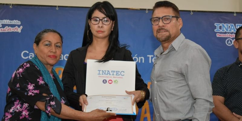 Primeros Profesionales Técnicos Graduados del  Centro Tecnológico Ariel Darce