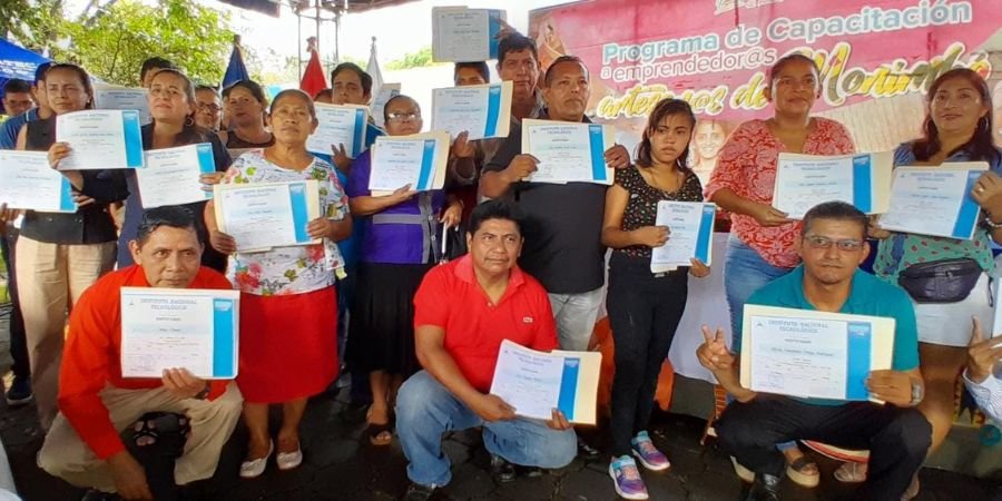 Entrega de certificados a protagonistas del Programa de Fortalecimiento a Artesanos y Emprendedores de Monimbó