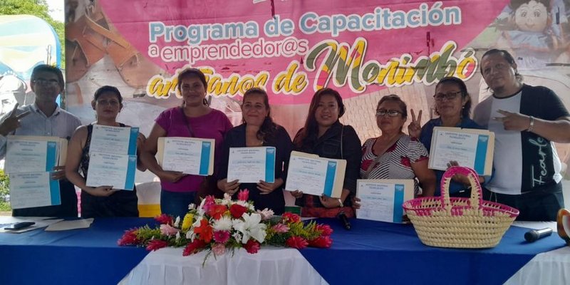 Entrega de certificados a protagonistas del Programa de Fortalecimiento a Artesanos y Emprendedores de Monimbó