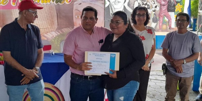 Entrega de certificados a protagonistas del Programa de Fortalecimiento a Artesanos y Emprendedores de Monimbó