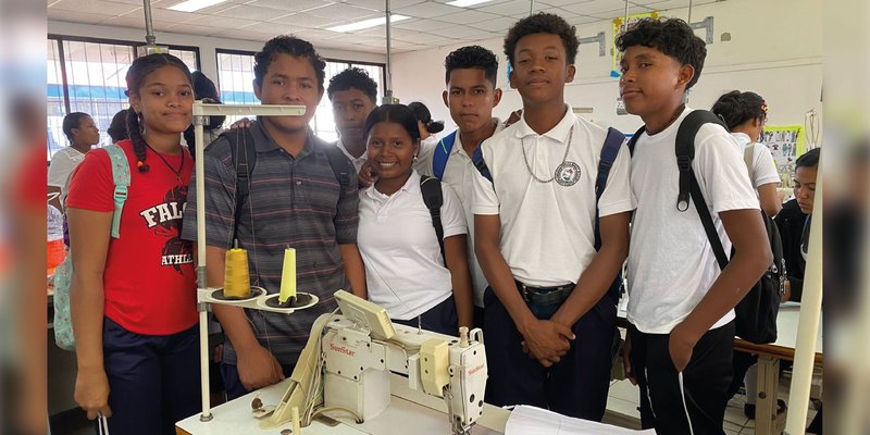 Jóvenes del caribe conocen equipamiento del Centro Tecnológico Héroes y Mártires de Puerto Cabezas