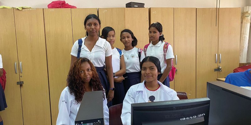 Jóvenes del caribe conocen equipamiento del Centro Tecnológico Héroes y Mártires de Puerto Cabezas