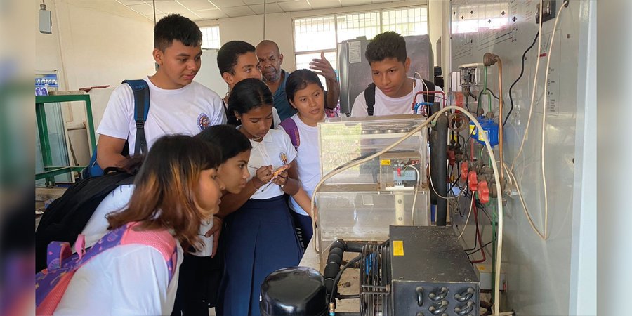 Jóvenes del caribe conocen equipamiento del Centro Tecnológico Héroes y Mártires de Puerto Cabezas