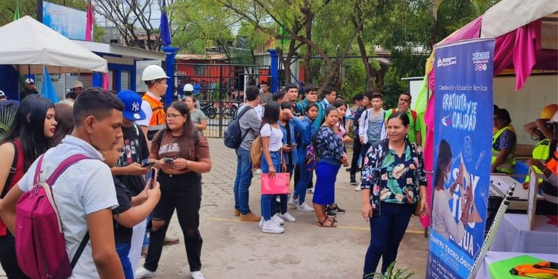 Más mujeres se suman a estudiar carreras del Sector Industrial y de Construcción