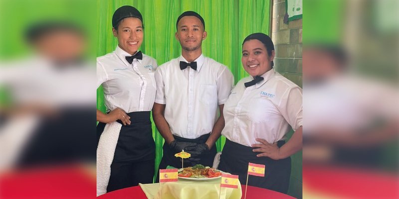 Estudiantes de Servicio de Restaurante, Bar y Cafetería de Rivas exhiben platillos a la vista del cliente