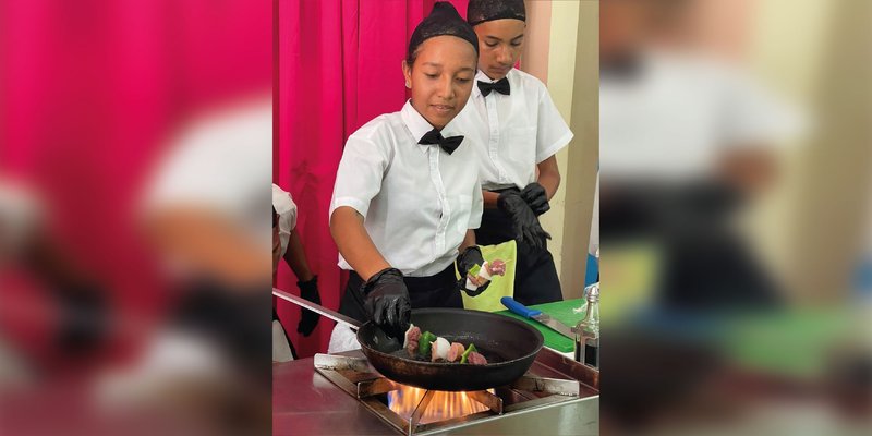 Estudiantes de Servicio de Restaurante, Bar y Cafetería de Rivas exhiben platillos a la vista del cliente