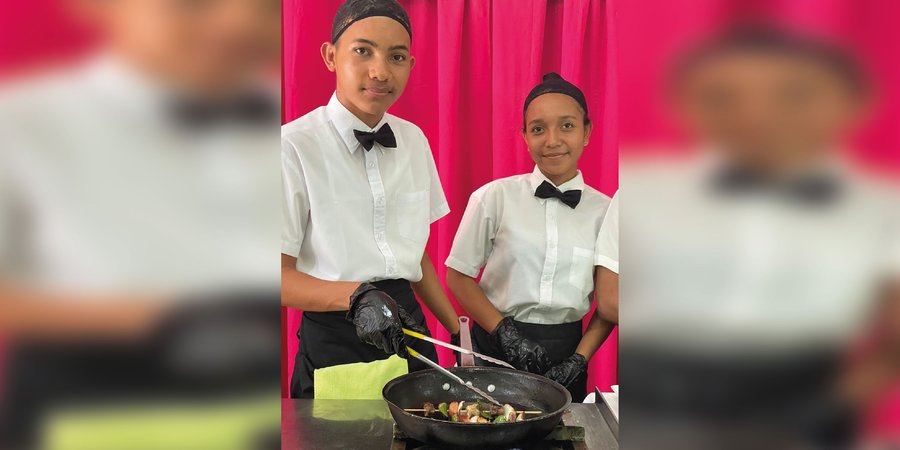 Estudiantes de Servicio de Restaurante, Bar y Cafetería de Rivas exhiben platillos a la vista del cliente