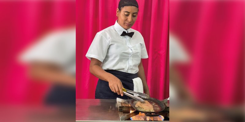 Estudiantes de Servicio de Restaurante, Bar y Cafetería de Rivas exhiben platillos a la vista del cliente