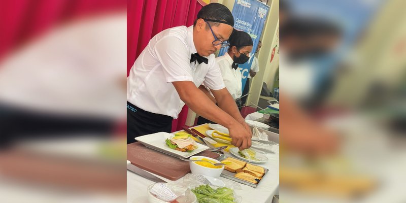 Estudiantes de Servicio de Restaurante, Bar y Cafetería de Rivas exhiben platillos a la vista del cliente