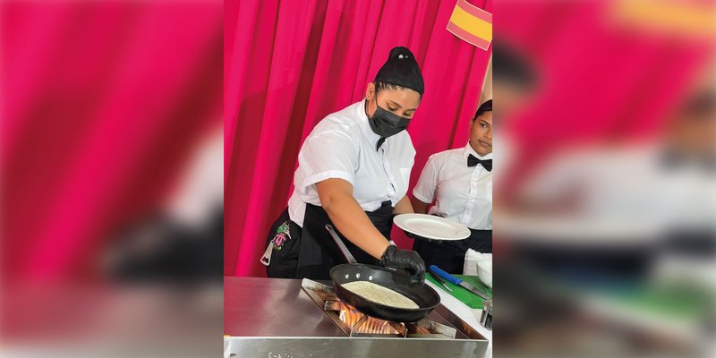 Estudiantes de Servicio de Restaurante, Bar y Cafetería de Rivas exhiben platillos a la vista del cliente