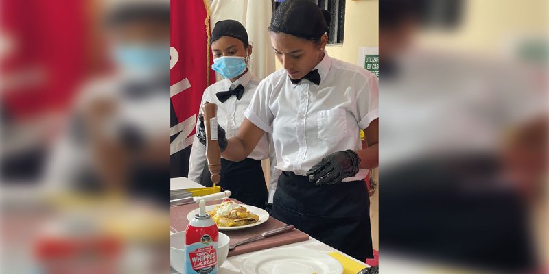 Estudiantes de Servicio de Restaurante, Bar y Cafetería de Rivas exhiben platillos a la vista del cliente