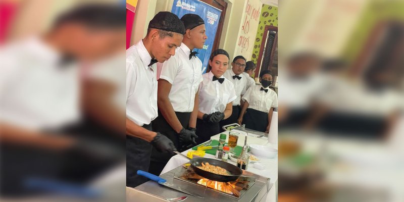 Estudiantes de Servicio de Restaurante, Bar y Cafetería de Rivas exhiben platillos a la vista del cliente