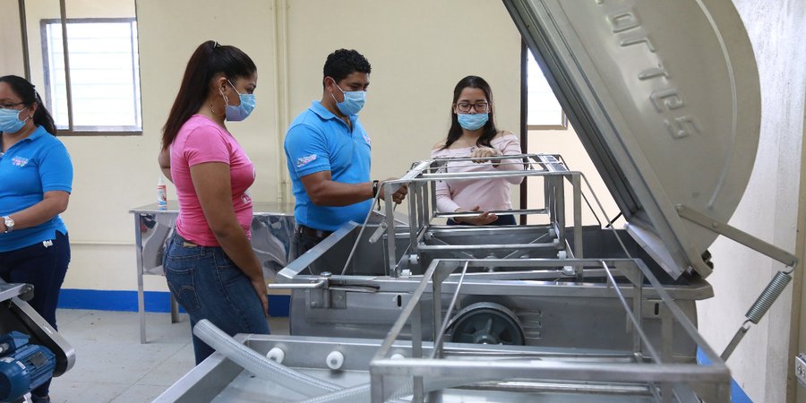 Jóvenes y adultos del Sauce conocen sobre carreras técnicas