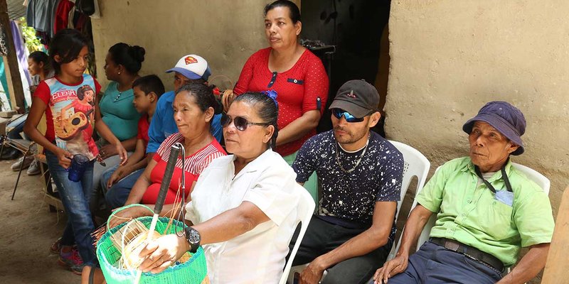 TECNacional - Personas ciegas aprenden a elaborar canastas con perfil plástico