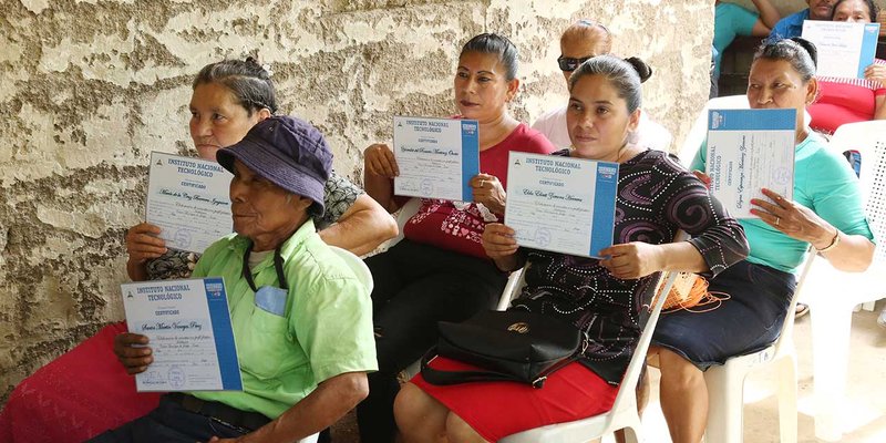 TECNacional - Personas ciegas aprenden a elaborar canastas con perfil plástico