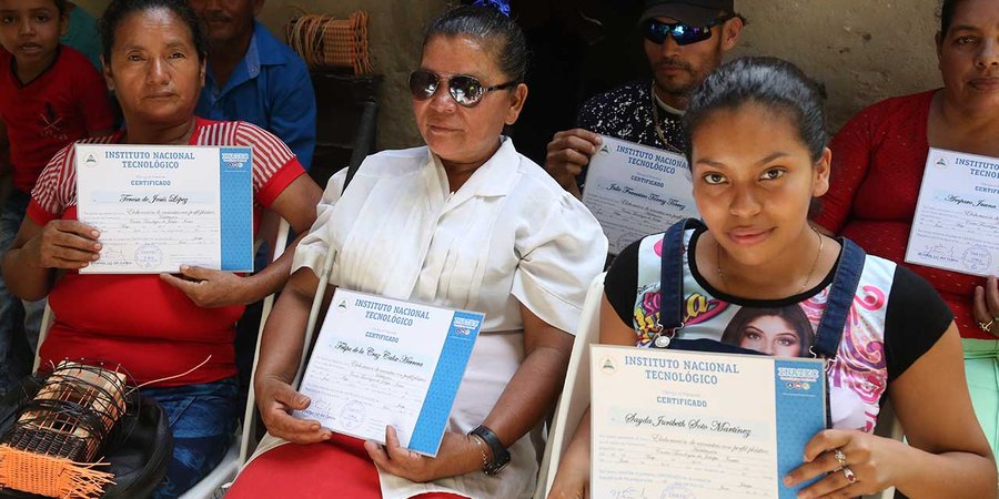 Personas ciegas aprenden a elaborar canastas con perfil plástico
