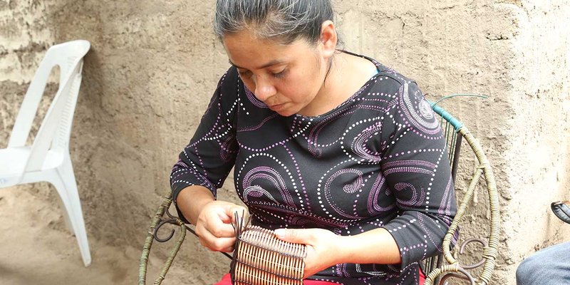 TECNacional - Personas ciegas aprenden a elaborar canastas con perfil plástico