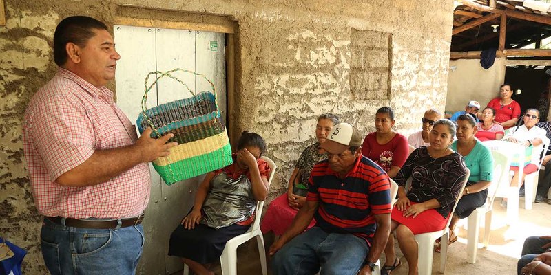 TECNacional - Personas ciegas aprenden a elaborar canastas con perfil plástico