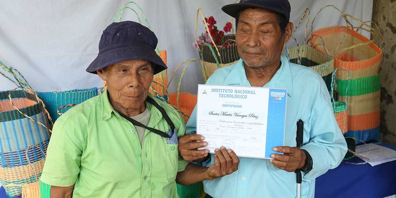 TECNacional - Personas ciegas aprenden a elaborar canastas con perfil plástico