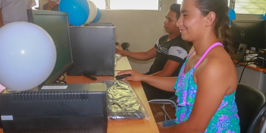 Nuevo laboratorio de computación en la Costa Caribe Norte