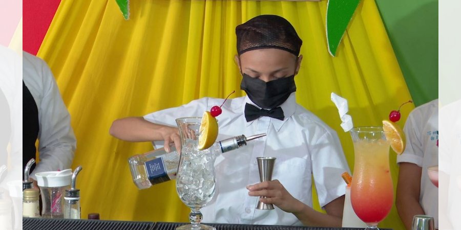 Estudiantes de Rivas comparten Técnicas de Coctelería para preparar bebidas de verano