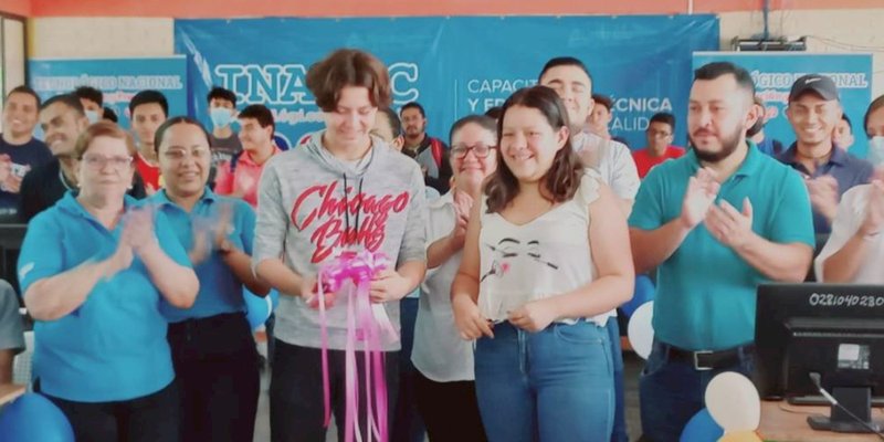 Estudiantes del Centro Tecnológico Naciones Unidas reciben nuevo laboratorio de computación