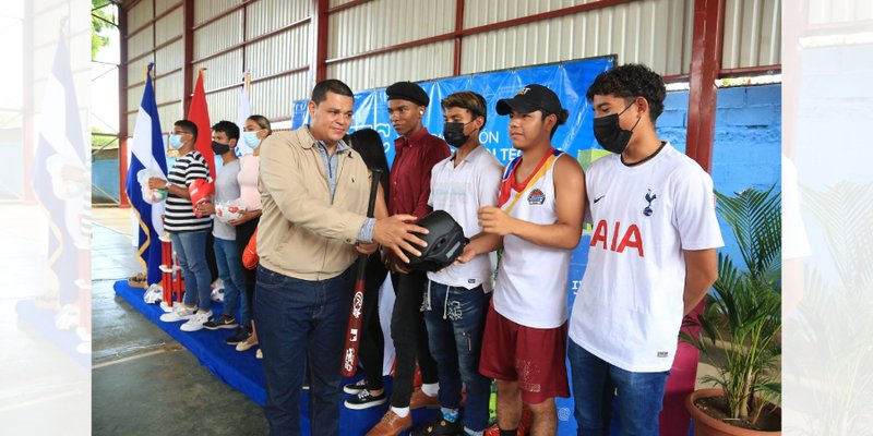 Entregan útiles deportivos a estudiantes de  Centros Tecnológicos