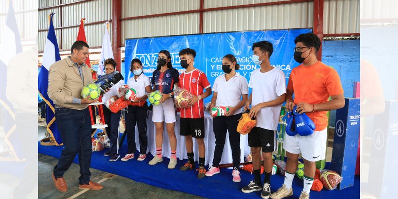 Entregan útiles deportivos a estudiantes de  Centros Tecnológicos