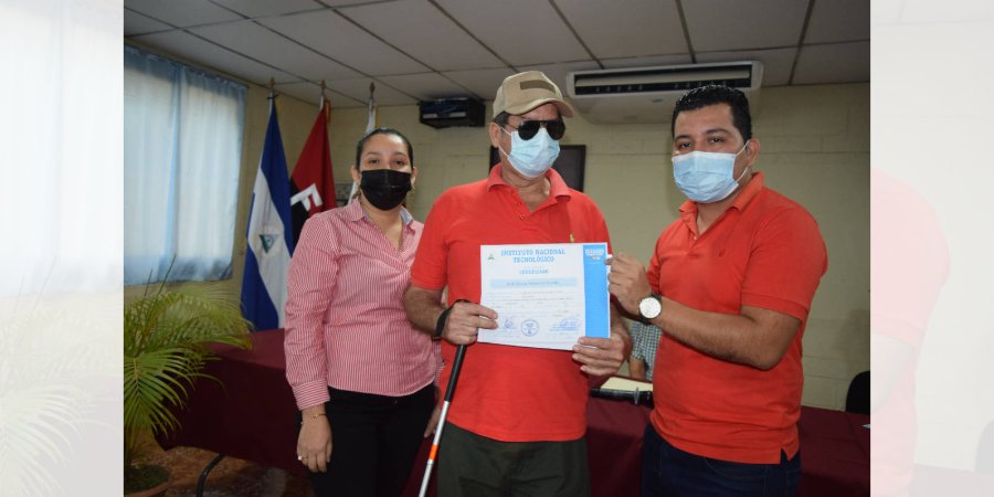 Personas con discapacidad de Chinandega se promocionan del curso Manualidades en foami