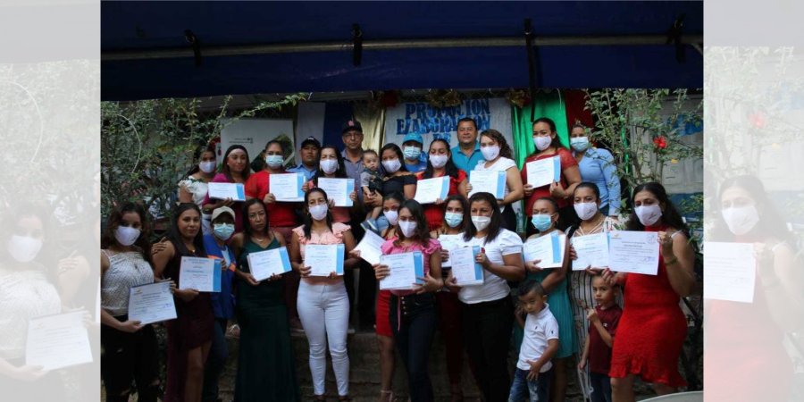 Pobladores de la Comunidad Mina La India, en León celebran entrega de Certificados