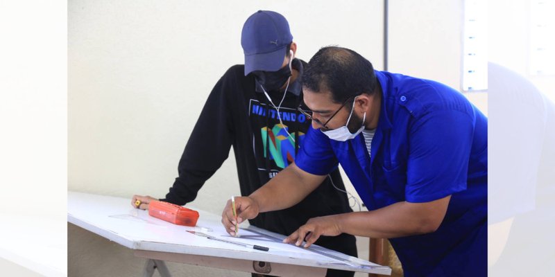 Jóvenes cumplen sus sueños estudiando una carrera técnica