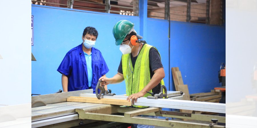 Jóvenes cumplen sus sueños estudiando una carrera técnica