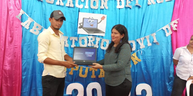 Comunidad Los Chinamos en Chontales, reciben laboratorio móvil de computación