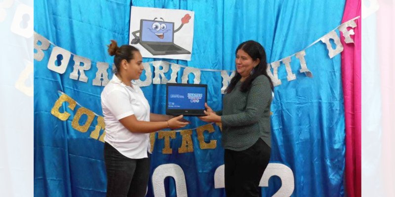 Comunidad Los Chinamos en Chontales, reciben laboratorio móvil de computación