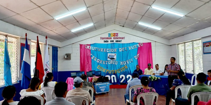 Comunidad Los Chinamos en Chontales, reciben laboratorio móvil de computación