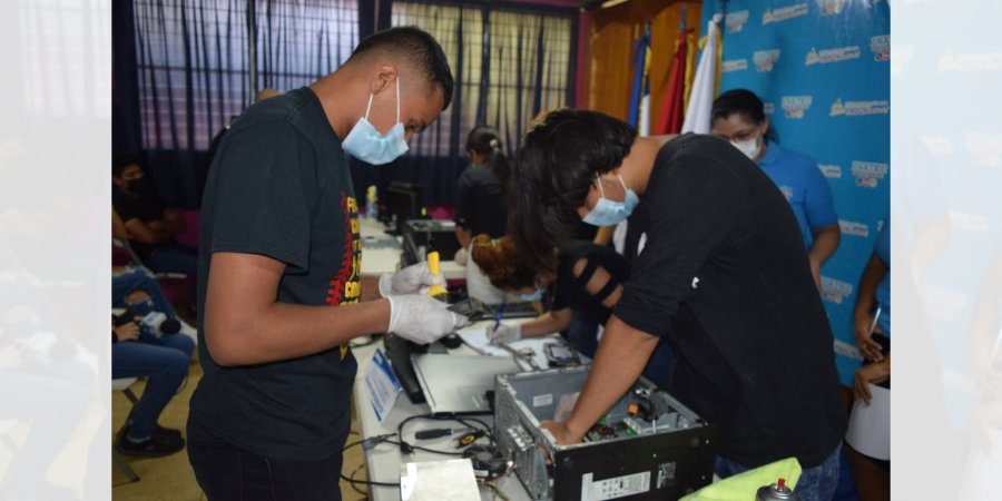 Estudiantes de Computación participan en Concurso de Desarme y Armado de Equipos