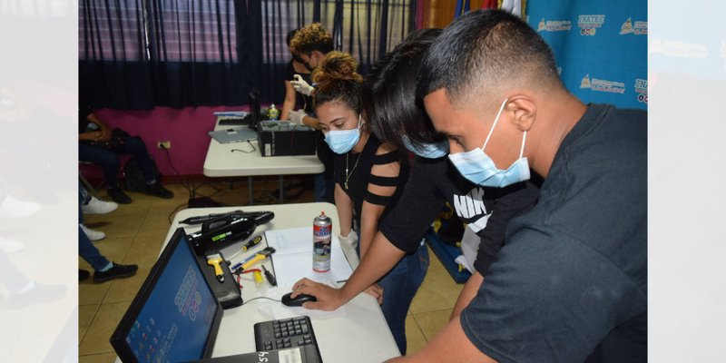 Estudiantes de Computación participan en Concurso de Desarme y Armado de Equipos