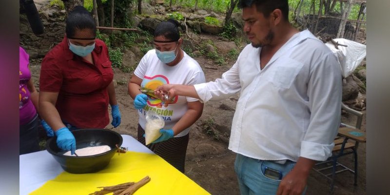 Pobladores de Comunidad El Cobano, en San Isidro aprenden elaboración de leches saborizadas