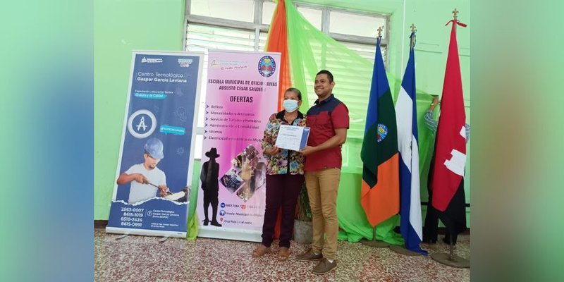 Rivenses reciben certificados de Cursos desde las Escuelas Municipales de Oficio